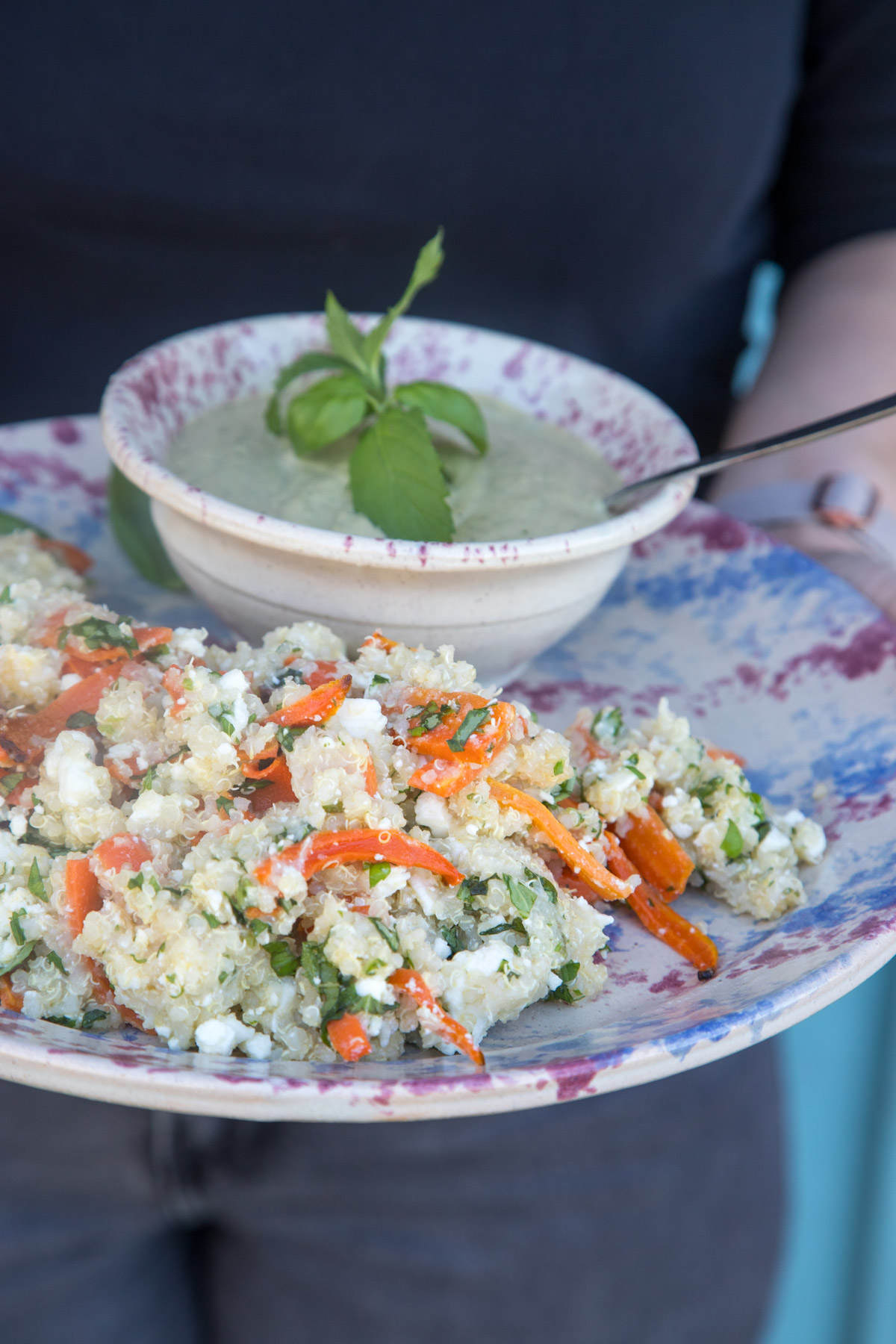 Frisch, s&auml;ttigend & voller Aromen: Karotten-Feta-Quinoa-Salat trifft auf cremigen Minze-Basilikum-Hummus – ideal f&uuml;r hei&szlig;e Tage oder als Meal Prep.