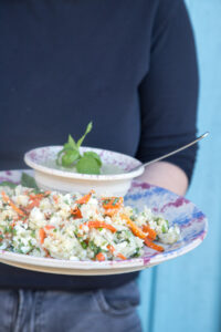 Frisch, s&auml;ttigend & voller Aromen: Karotten-Feta-Quinoa-Salat trifft auf cremigen Minze-Basilikum-Hummus – ideal f&uuml;r hei&szlig;e Tage oder als Meal Prep.