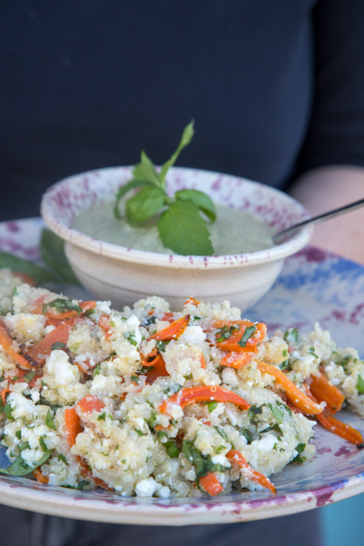 Frisch, sättigend & voller Aromen: Karotten-Feta-Quinoa-Salat trifft auf cremigen Minze-Basilikum-Hummus – ideal für heiße Tage oder als Meal Prep.