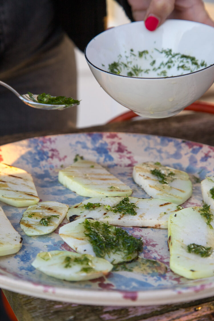 Kohlrabi vom Grill mit Zitronen-Kräuter-Dressing
