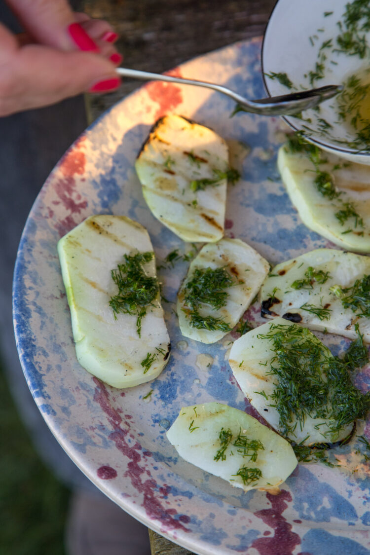Kohlrabi vom Grill mit Zitronen-Kräuter-Dressing