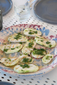 Ein einfaches, gesundes Grillrezept: Gegrillter Kohlrabi mit einem frischen Zitronen-Kr&auml;uter-Dressing – perfekt als Beilage oder vegetarisches Highlight!