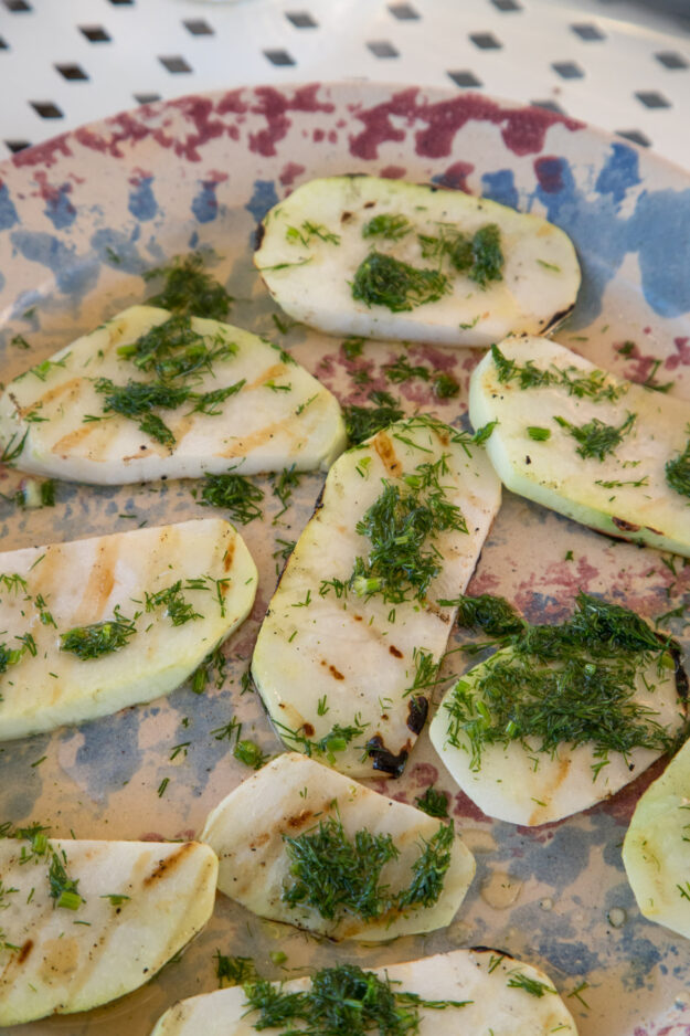 Kohlrabi vom Grill mit Zitronen-Kräuter-Dressing