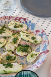 Ein einfaches, gesundes Grillrezept: Gegrillter Kohlrabi mit einem frischen Zitronen-Kr&auml;uter-Dressing – perfekt als Beilage oder vegetarisches Highlight!