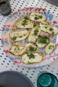 Ein einfaches, gesundes Grillrezept: Gegrillter Kohlrabi mit einem frischen Zitronen-Kr&auml;uter-Dressing – perfekt als Beilage oder vegetarisches Highlight!