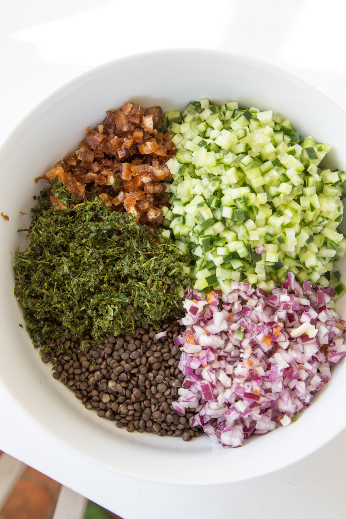 Frischer Linsensalat mit Gurke, Datteln &amp; Kräutern