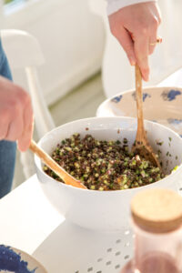 Ein gesunder, s&auml;ttigender Salat voller Aromen: Linsen treffen auf Gurke, Datteln, frische Kr&auml;uter und Zitronen-Dressing. Perfekt als als Beilage zum Grillen.