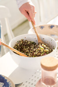 Ein gesunder, sättigender Salat voller Aromen: Linsen treffen auf Gurke, Datteln, frische Kräuter und Zitronen-Dressing. Perfekt als als Beilage zum Grillen.