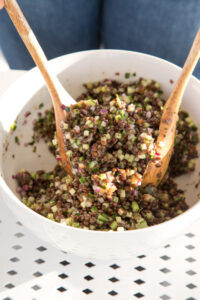 Ein gesunder, s&auml;ttigender Salat voller Aromen: Linsen treffen auf Gurke, Datteln, frische Kr&auml;uter und Zitronen-Dressing. Perfekt als als Beilage zum Grillen.