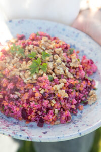 Aromatisch, gesund und s&auml;ttigend: Dieser Rote-Bete-Quinoa-Linsen-Salat ist perfekt f&uuml;r Meal Prep, Grillabende oder als leichter Lunch voller N&auml;hrstoffe.