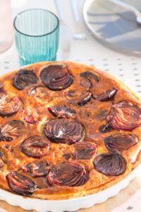 Herzhafte Quiche mit roten Zwiebeln: Einfaches Rezept mit viel Geschmack – perfekt als Mittagessen, zum Brunch oder f&uuml;r ein gem&uuml;tliches Abendessen.