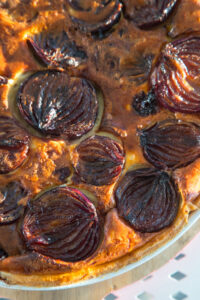 Herzhafte Quiche mit roten Zwiebeln: Einfaches Rezept mit viel Geschmack – perfekt als Mittagessen, zum Brunch oder f&uuml;r ein gem&uuml;tliches Abendessen.