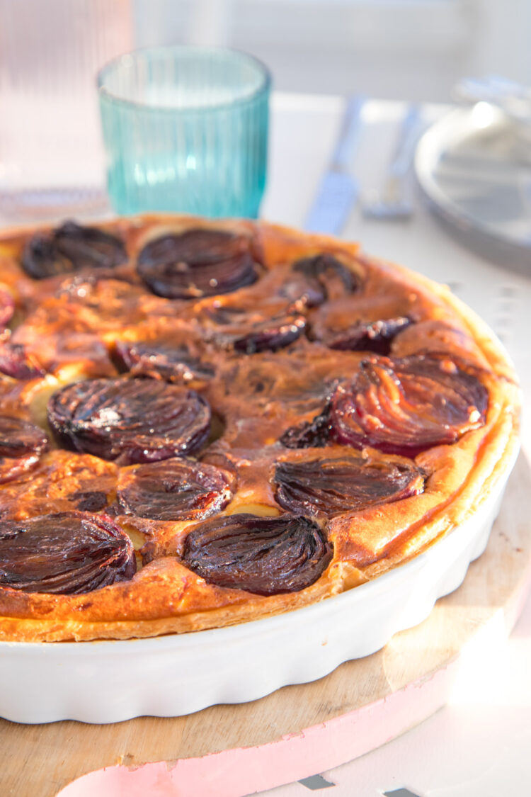 Herzhafte Quiche mit roten Zwiebeln: Einfaches Rezept mit viel Geschmack – perfekt als Mittagessen, zum Brunch oder für ein gemütliches Abendessen.