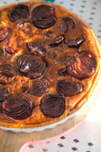 Herzhafte Quiche mit roten Zwiebeln: Einfaches Rezept mit viel Geschmack – perfekt als Mittagessen, zum Brunch oder f&uuml;r ein gem&uuml;tliches Abendessen.