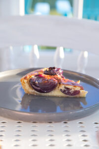Herzhafte Quiche mit roten Zwiebeln: Einfaches Rezept mit viel Geschmack – perfekt als Mittagessen, zum Brunch oder f&uuml;r ein gem&uuml;tliches Abendessen.