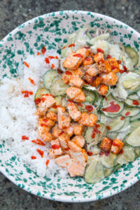 Alle Sushi-Lieblinge in einer Bowl: Dieser Sushi-Salat ist frisch, schnell gemacht und perfekt f&uuml;r alle, die Sushi lieben – ganz ohne Rollen!