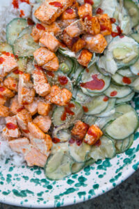 Alle Sushi-Lieblinge in einer Bowl: Dieser Sushi-Salat ist frisch, schnell gemacht und perfekt f&uuml;r alle, die Sushi lieben – ganz ohne Rollen!