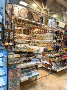 Entdecke die besten Mitbringsel aus der T&uuml;rkei – von s&uuml;&szlig;em Lokum &uuml;ber Gew&uuml;rze bis zu handgemachten Souvenirs. Perfekt zum Verschenken oder selbst behalten!