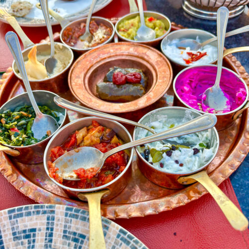 Entdecke die besten Mitbringsel aus der Türkei – von süßem Lokum über Gewürze bis zu handgemachten Souvenirs. Perfekt zum Verschenken oder selbst behalten!