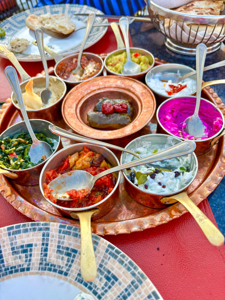 Entdecke die besten Mitbringsel aus der Türkei – von süßem Lokum über Gewürze bis zu handgemachten Souvenirs. Perfekt zum Verschenken oder selbst behalten!