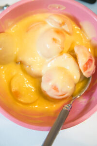 Frisch gebratene Pancakes mit Aprikosenspalten – luftig und sommerlich serviert mit Ahornsirup. Einfaches Rezept f&uuml;r glutenfreie oder klassische Variante.