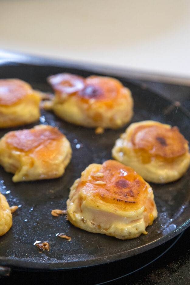 Frisch gebratene Pancakes mit Aprikosen– luftig und sommerlich serviert mit etwas braunem Zucker. Einfaches Rezept für glutenfreie oder klassische Variante.