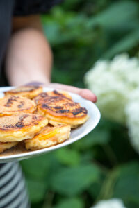 Frisch gebratene Pancakes mit Aprikosen– luftig und sommerlich serviert mit etwas braunem Zucker. Einfaches Rezept f&uuml;r glutenfreie oder klassische Variante.
