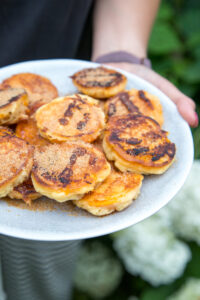 Frisch gebratene Pancakes mit Aprikosen– luftig und sommerlich serviert mit etwas braunem Zucker. Einfaches Rezept f&uuml;r glutenfreie oder klassische Variante.