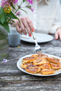 Frisch gebratene Pancakes mit Aprikosen– luftig und sommerlich serviert mit etwas braunem Zucker. Einfaches Rezept f&uuml;r glutenfreie oder klassische Variante.