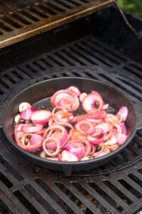 Karamellisierte Zwiebeln vom Grill – s&uuml;&szlig;, w&uuml;rzig und perfekt als Beilage oder Topping. So gelingen sie einfach auf dem Grill in der Grillpfanne!