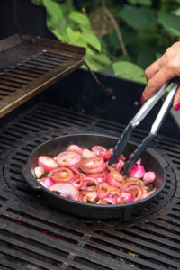 Karamellisierte Zwiebeln vom Grill – s&uuml;&szlig;, w&uuml;rzig und perfekt als Beilage oder Topping. So gelingen sie einfach auf dem Grill in der Grillpfanne!