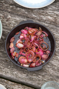 Karamellisierte Zwiebeln vom Grill – s&uuml;&szlig;, w&uuml;rzig und perfekt als Beilage oder Topping. So gelingen sie einfach auf dem Grill in der Grillpfanne!