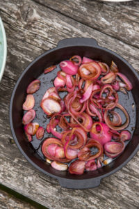 Karamellisierte Zwiebeln vom Grill – s&uuml;&szlig;, w&uuml;rzig und perfekt als Beilage oder Topping. So gelingen sie einfach auf dem Grill in der Grillpfanne!