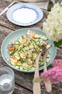 Leichter Gurken-Pfirsich-Salat mit Feta: fruchtig, salzig & perfekt f&uuml;r den Sommer. In nur 10 Minuten zubereitet – ideal als Beilage oder Lunch.