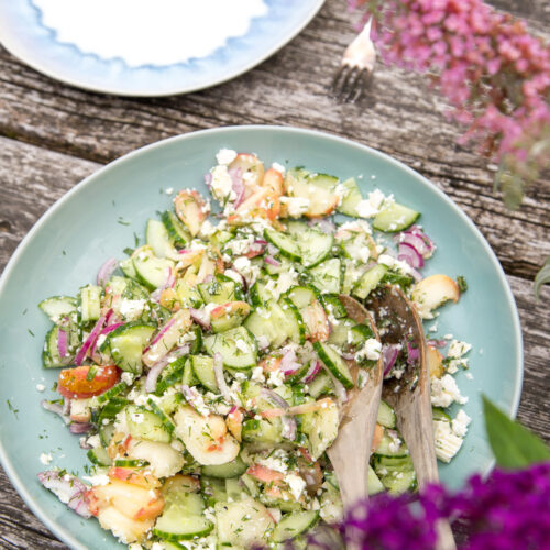 Leichter Gurken-Pfirsich-Salat mit Feta: fruchtig, salzig & perfekt für den Sommer. In nur 10 Minuten zubereitet – ideal als Beilage oder Lunch.