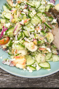 Leichter Gurken-Pfirsich-Salat mit Feta: fruchtig, salzig & perfekt f&uuml;r den Sommer. In nur 10 Minuten zubereitet – ideal als Beilage oder Lunch.