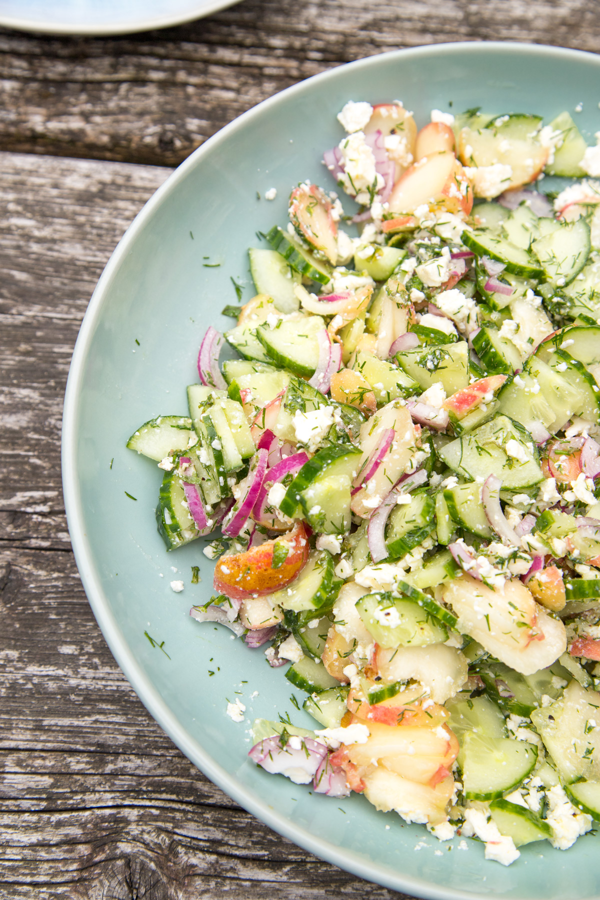 Leichter Gurken-Pfirsich-Salat mit Feta: fruchtig, salzig & perfekt f&uuml;r den Sommer. In nur 10 Minuten zubereitet – ideal als Beilage oder Lunch.