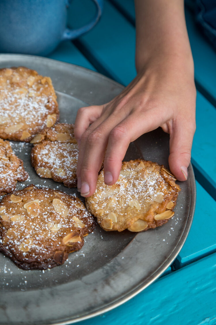 Mandelcookies – knusprige Kekse mit intensivem Mandelgeschmack. Perfekt für den Kaffeetisch oder als süßer Snack für zwischendurch. Einfach und schnell gemacht.