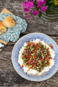 Leichter, proteinreicher Salat mit H&uuml;ttenk&auml;se & frischem Gem&uuml;se. Ideal f&uuml;rs Mittagessen, Abendbrot oder Meal Prep – s&auml;ttigend und einfach zubereitet.