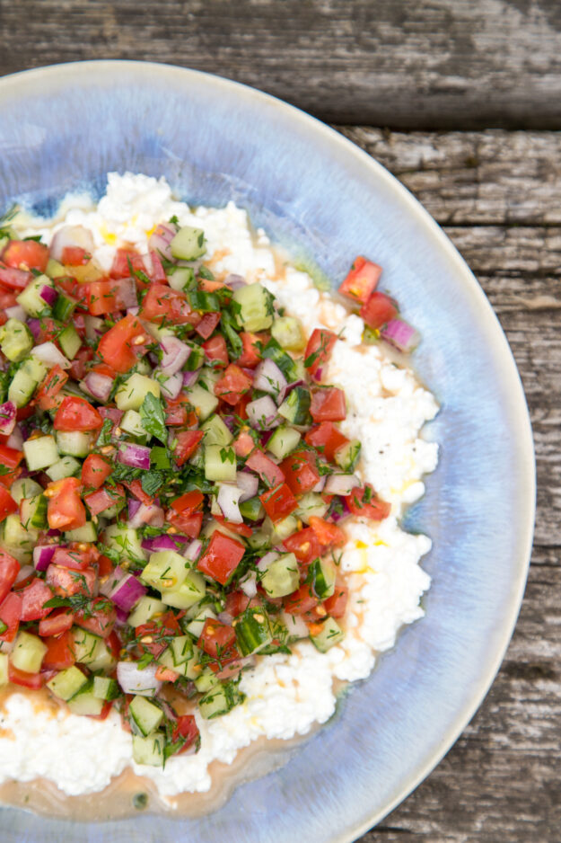 Leichter, proteinreicher Salat mit Hüttenkäse & frischem Gemüse. Ideal fürs Mittagessen, Abendbrot oder Meal Prep – sättigend und einfach zubereitet.