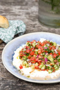 Leichter, proteinreicher Salat mit H&uuml;ttenk&auml;se & frischem Gem&uuml;se. Ideal f&uuml;rs Mittagessen, Abendbrot oder Meal Prep – s&auml;ttigend und einfach zubereitet.