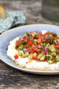 Leichter, proteinreicher Salat mit H&uuml;ttenk&auml;se & frischem Gem&uuml;se. Ideal f&uuml;rs Mittagessen, Abendbrot oder Meal Prep – s&auml;ttigend und einfach zubereitet.