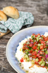 Leichter, proteinreicher Salat mit H&uuml;ttenk&auml;se & frischem Gem&uuml;se. Ideal f&uuml;rs Mittagessen, Abendbrot oder Meal Prep – s&auml;ttigend und einfach zubereitet.