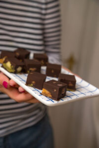 Entdecke k&ouml;stliche, gesunde Eispralinen mit Schokolade, Banane & Pistazien oder Erdnuss. Ideal als Snack oder Dessert – ohne Zuckerzusatz und schnell gemacht!