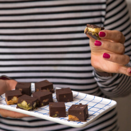 Entdecke köstliche, gesunde Eispralinen mit Schokolade, Banane & Pistazien oder Erdnuss. Ideal als Snack oder Dessert – ohne Zuckerzusatz und schnell gemacht!