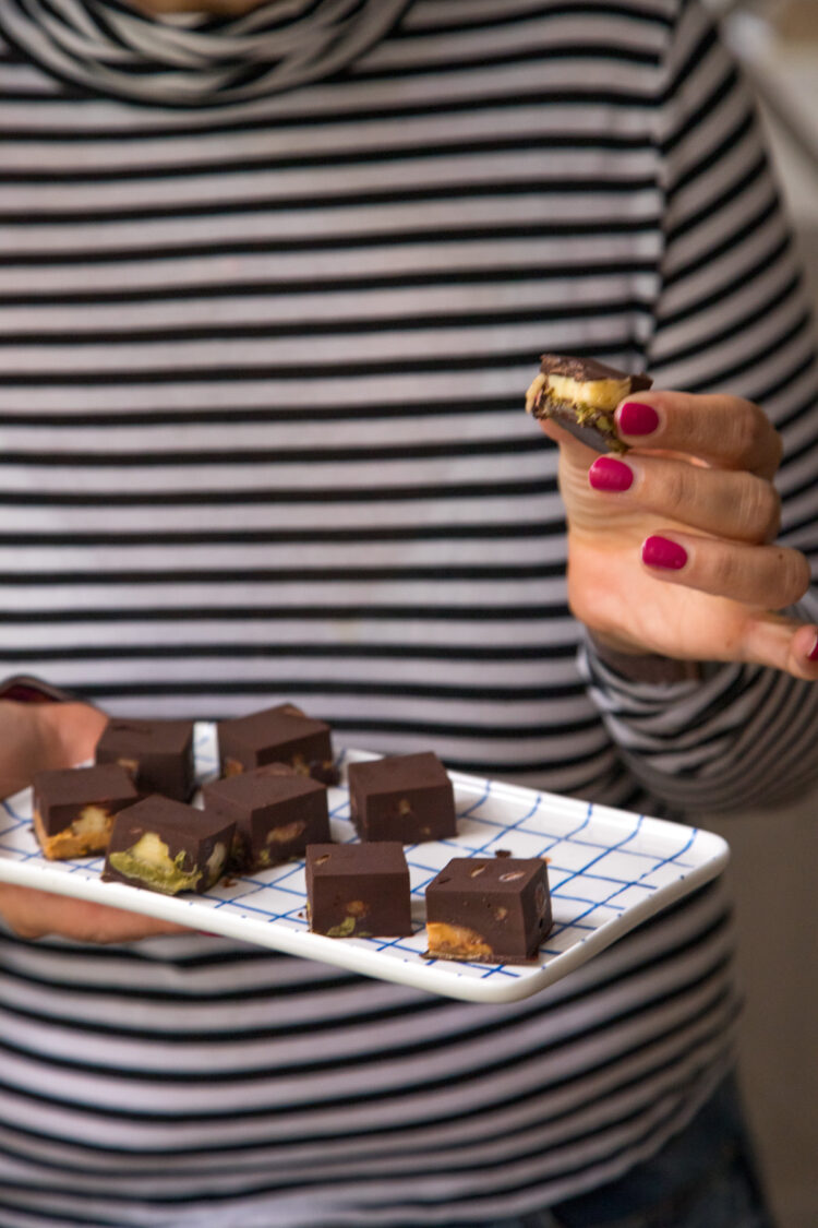 Entdecke köstliche, gesunde Eispralinen mit Schokolade, Banane & Pistazien oder Erdnuss. Ideal als Snack oder Dessert – ohne Zuckerzusatz und schnell gemacht!