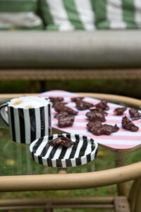 Schnelle Schoko-Karamell-Bites mit Cornflakes – knusprig, s&uuml;&szlig; & in nur 15 Minuten gemacht. Ideal als Snack, Mitbringsel oder s&uuml;&szlig;er Crunch!