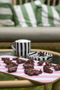 Schnelle Schoko-Karamell-Bites mit Cornflakes – knusprig, s&uuml;&szlig; & in nur 15 Minuten gemacht. Ideal als Snack, Mitbringsel oder s&uuml;&szlig;er Crunch!