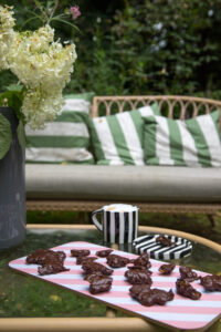 Schnelle Schoko-Karamell-Bites mit Cornflakes – knusprig, s&uuml;&szlig; & in nur 15 Minuten gemacht. Ideal als Snack, Mitbringsel oder s&uuml;&szlig;er Crunch!