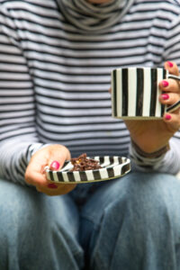 Schnelle Schoko-Karamell-Bites mit Cornflakes – knusprig, s&uuml;&szlig; & in nur 15 Minuten gemacht. Ideal als Snack, Mitbringsel oder s&uuml;&szlig;er Crunch!